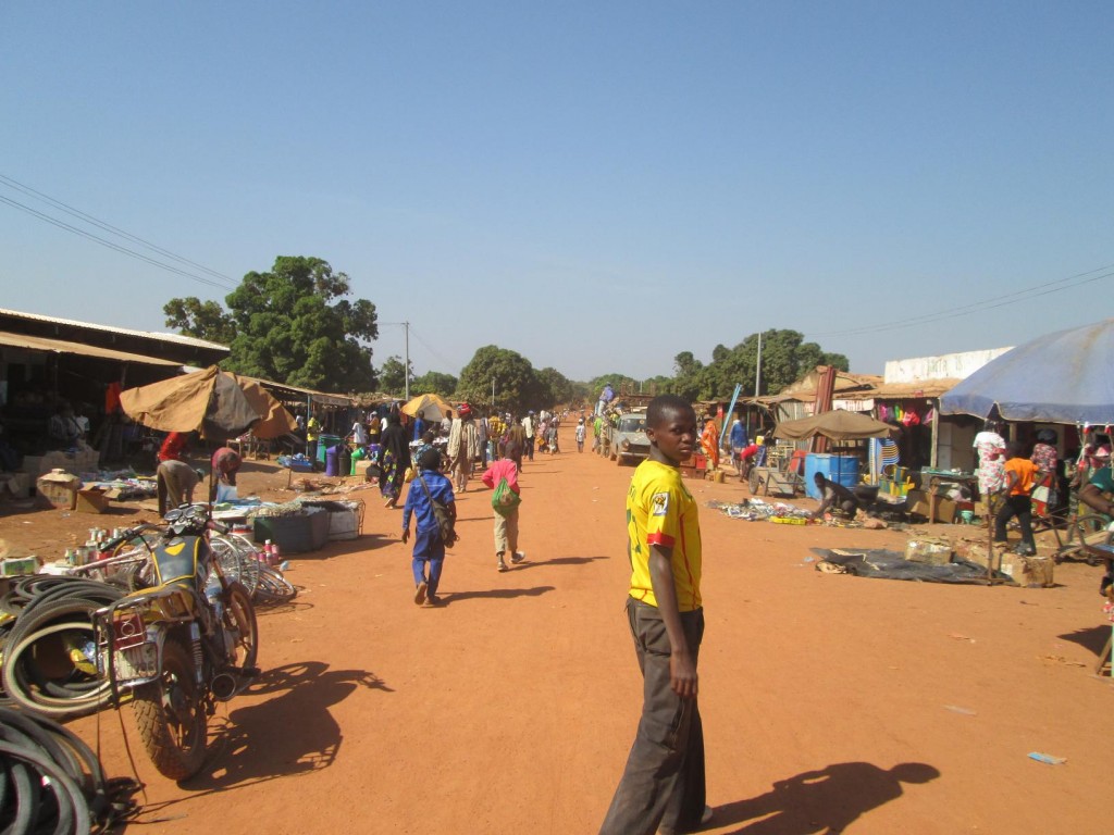 La route à Loropeni le jour du marché