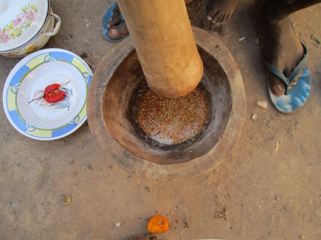 On pile le piment avec le sel