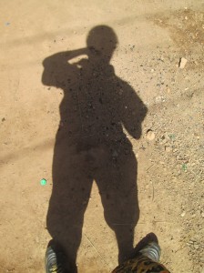 Mon ombre sur le sol de la cour à Ouaga